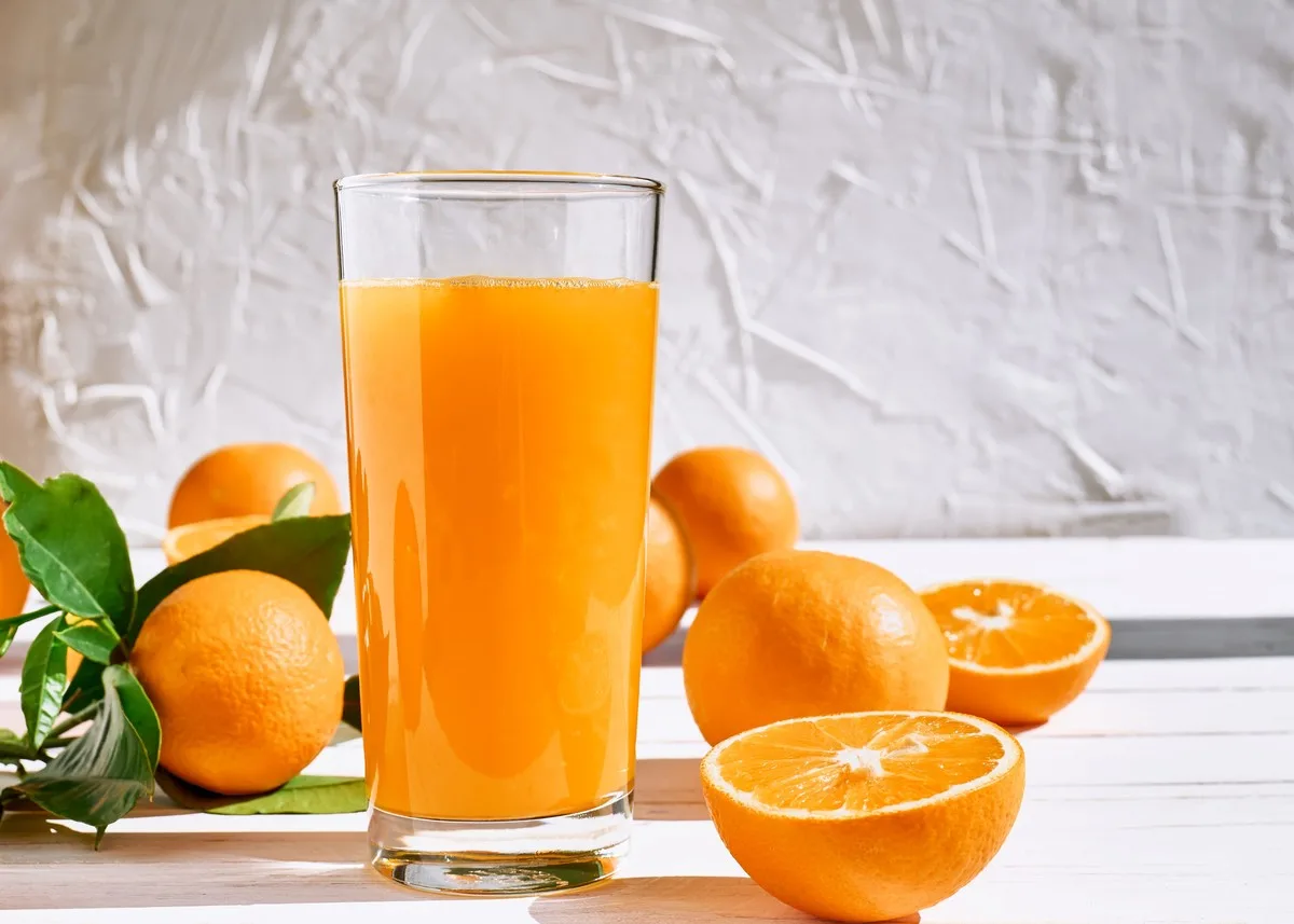 Beneficios de tomar jugo de naranja por las mañanas